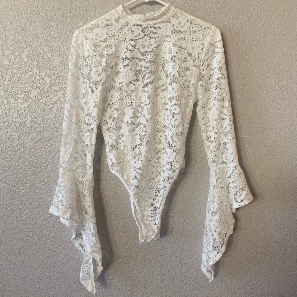 NWOT white lace long flowy sleeve bodysuit